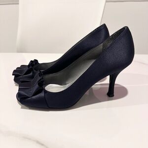 Stuart Weitzman Women's Sz.8 M Navy Blue Gigiritz Satin Ruffle Pumps